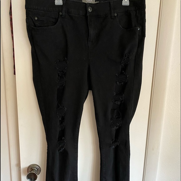 TORRID Black Destroyed Bombshell skinny sz 16R - Picture 1 of 3